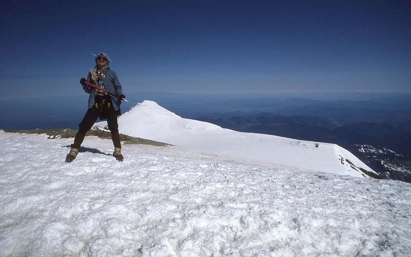 1984-029 Mt Rainier Jun-1984 07 Me on Summit.jpg